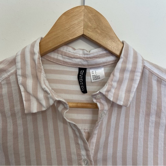 2/40$ H&M Divided 100% cotton button down shirt lightweight white beige striped - Picture 2 of 13